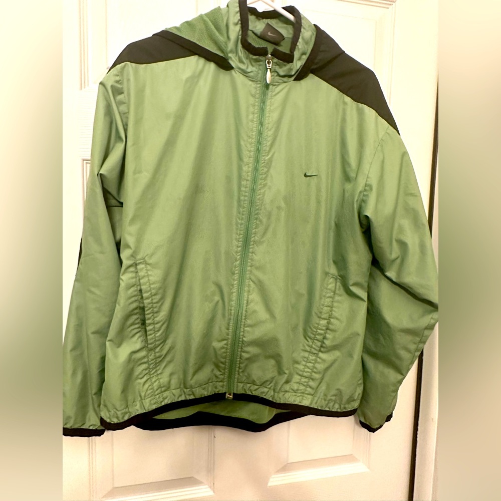 Women’s Nike raincoat/windbreaker
